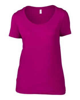 WOMEN’S FEATHERWEIGHT SCOOP TEE Raspberry M